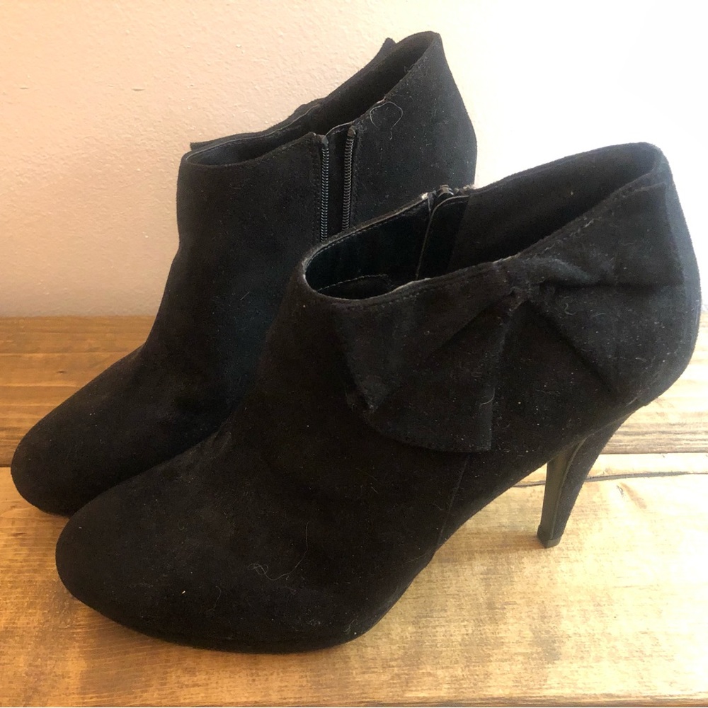 Black bootie with bow